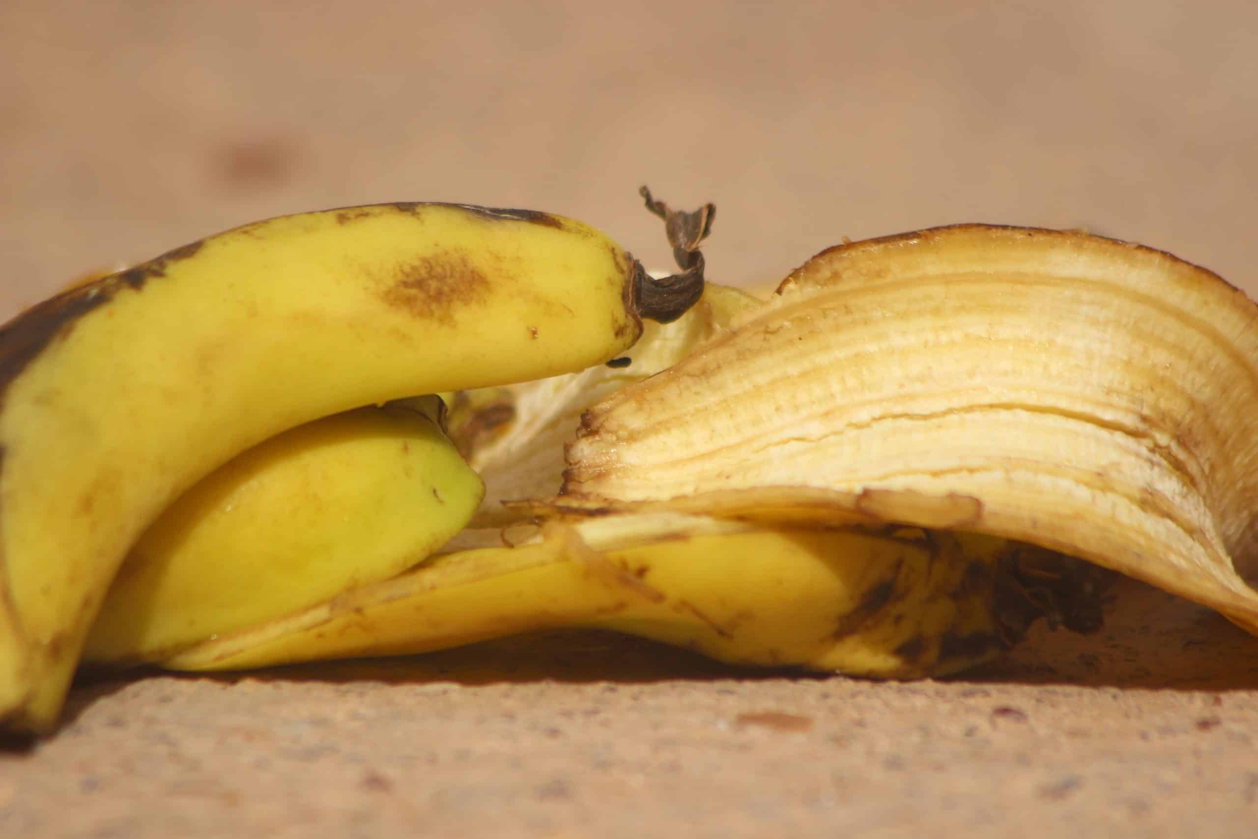 Buccia di banana con aceto e limone: quali benefici