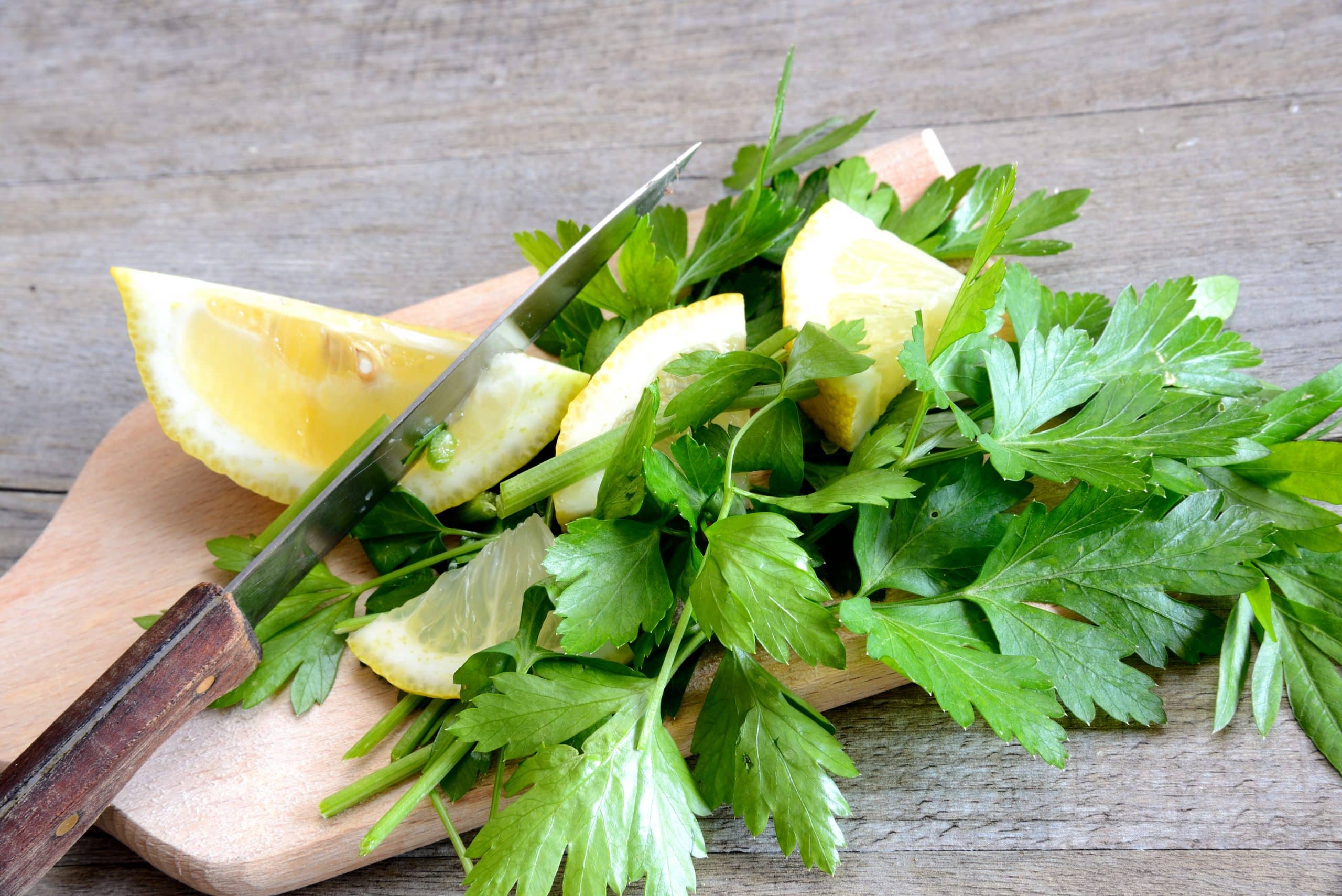 Scorza di limone e prezzemolo: quali benefici?