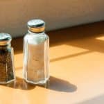 ottobre, recipienti pieni di sale alle finestre