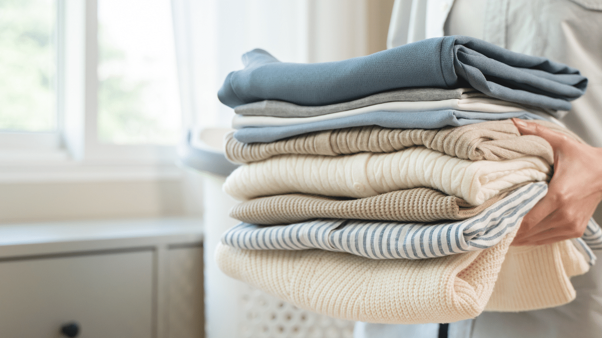 Come piegare i vestiti e guadagnare il 50% di spazio nell'armadio